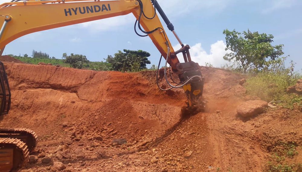 25 Years on Site. A Story that That Smells of Iron, Oil and Road 