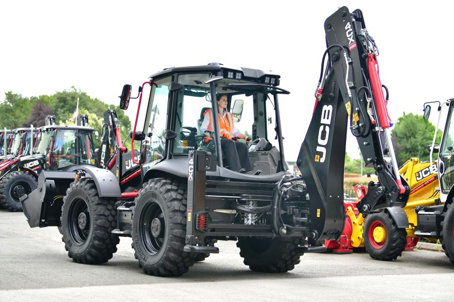 TERRA sarbatoreste 20.000 de buldoexcavatoare JCB vandute in regiunea CEE