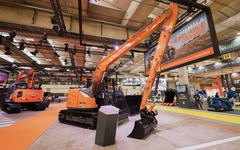 Far-reaching capabilities and precision grading in the tightest of spaces
