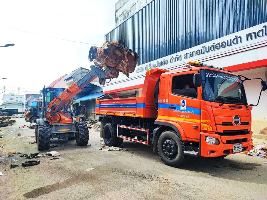 Im Einsatz nach der Flut: Paus Teleskopschwenklader bei Aufräumarbeiten in Südthailand
