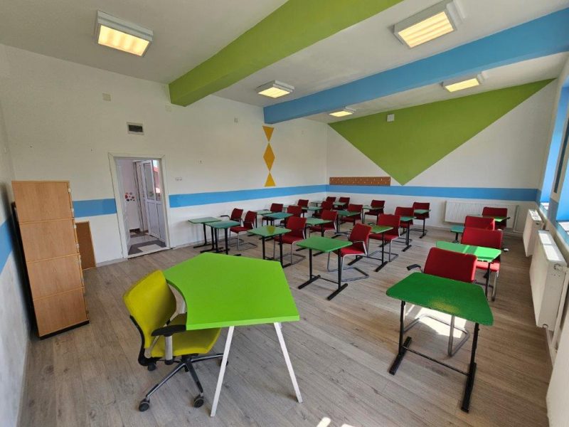 Dan Puric a inaugurat Scoala Gimnaziala din Costesti, renovata de Asociatia BookLand