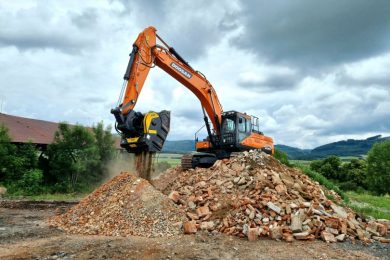 786_Foto 2_BF120.4 – Doosan DX 350 LC – Czech Republic – Demolition – Bricks