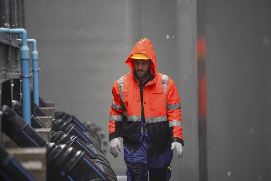 Ghidul Esential pentru a Ramane Cald si Productiv cu Pantaloni de Lucru Termici