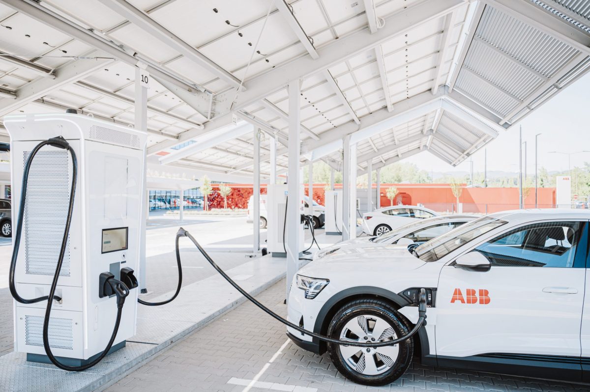 ABB E-mobility livreaza incarcatorul pentru vehicule electrice cu numarul un milion