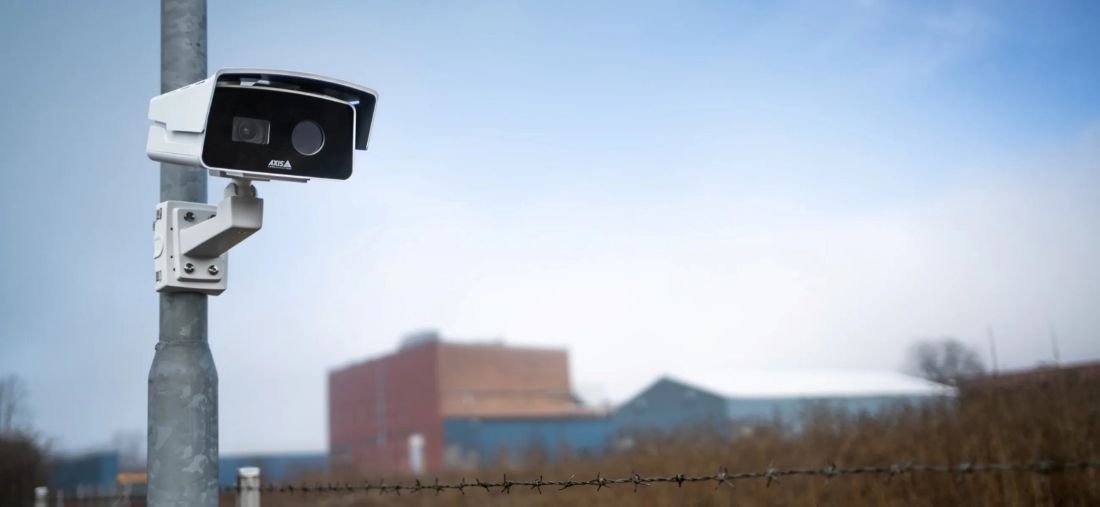 Camera bispectrala Axis cu inteligenta artificiala ofera detectie termica de inalta rezolutie si verificare vizuala de exceptie