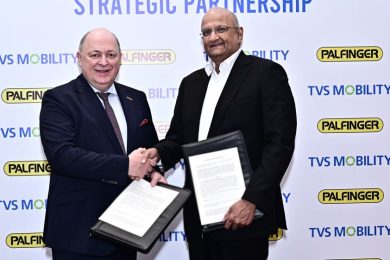 Andreas Klauser, CEO of PALFINGER, and R. Dinesh, Director of TVS Mobility Group, after the signing of a MoU to formalize and further develop the existing