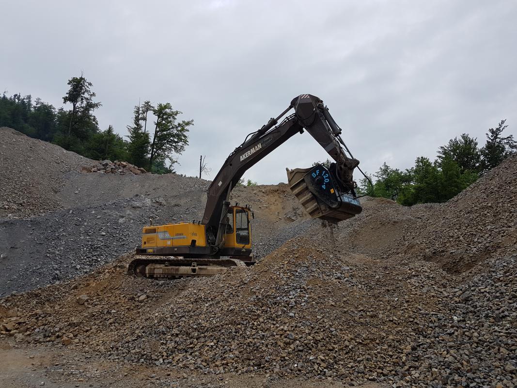 SHARPLY ON SITE, DESPITE THE YEARS  MB Crusher units persevere, unbeatable. Do not retire and collaborate with newer models.  Here some testimonials from The Old Continent