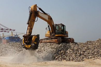 BF80.3 – Caterpillar 325DL – Guinea – Recycling – Rocks (8)