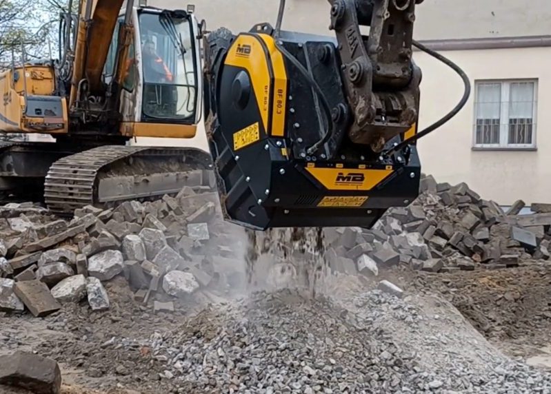 BF80.3 – Liebherr 924 – Poland – Urban Construction site – Bricks (1)