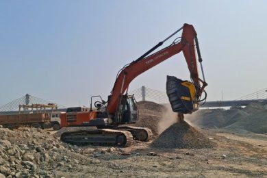 BF90.3 – TATA Hitachi EX215 – India – Quarry – Concrete debris (2)