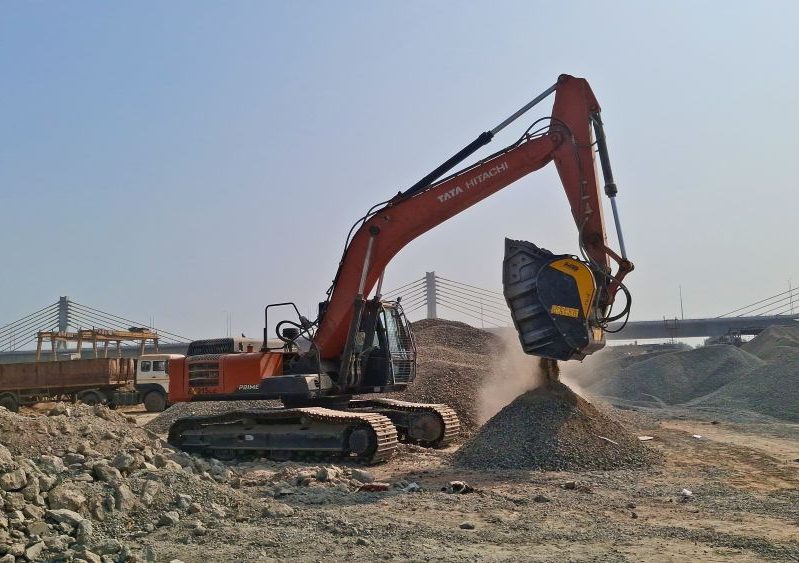 BF90.3 – TATA Hitachi EX215 – India – Quarry – Concrete debris (2)