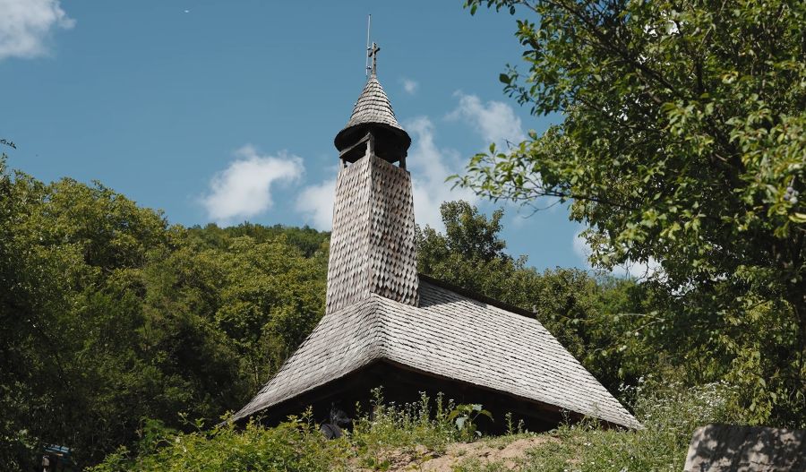 O biserica din 1677 si o moara de familie. Povestile patrimoniului din Tinutul Padurenilor, intr-un nou episod din seria „Cine asculta o casa?”