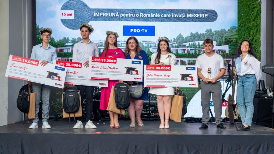 Au inceput inscrierile pentru cea de-a treia editie Bursele BookLand, cele mai mari Burse din Romania: 35.000 de euro pentru 7 ani de studiu