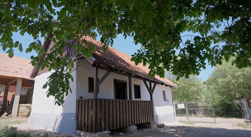Langa Rimetea, Satul de Poveste cu Case Albe si Lemnarie Pictata in Verde, in comuna cu acelasi nume, Infloreste prin Restaurare si satul Coltesti