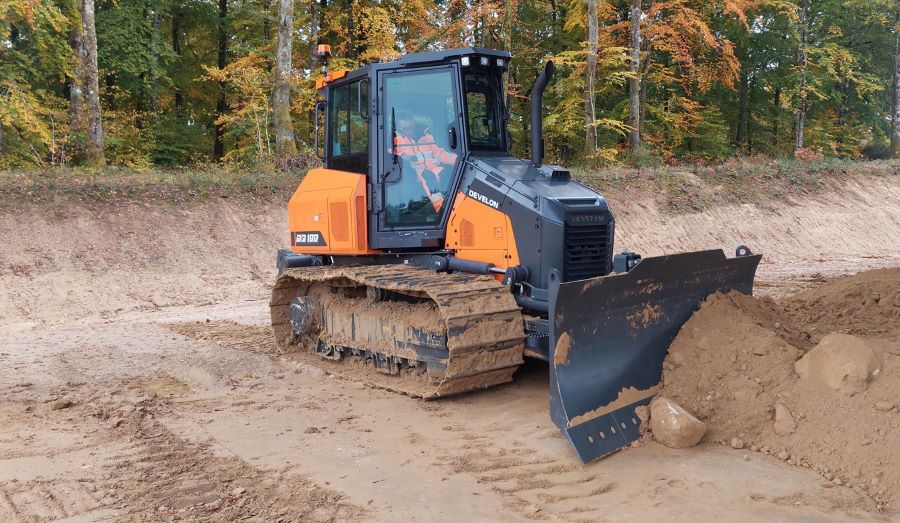 Develon Expands Dozer Lineup with New DD100 for Precision Grading