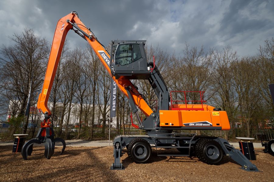 DEVELON and ATLAS Boost Their Material Handler Business with Partnership Agreement