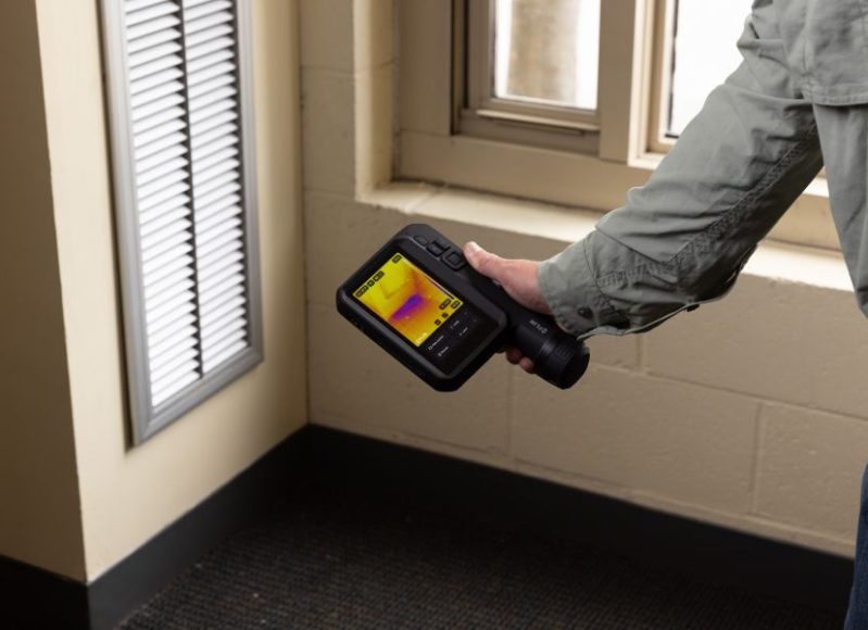 Flir-iXX-app-building-heat-lose-close-up