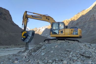 Foto 5_BF90.3 – L&T Komatsu PC 210 LC – India – Quarry and mining – River Mix Material