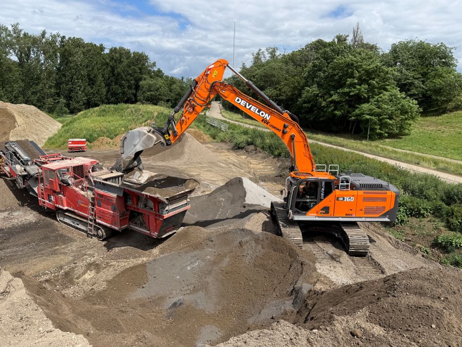 Kok Lexmond Expands Fleet with Delivery of First Develon DX360LC-9 Smart Crawler Excavator