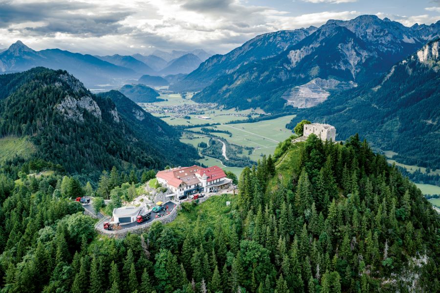 Vögele │ Dash 5 paver Renews Serpentine Road to Germany’s highest Castle Ruins