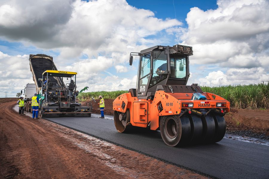 Sugarcane producer on Vögele paver
