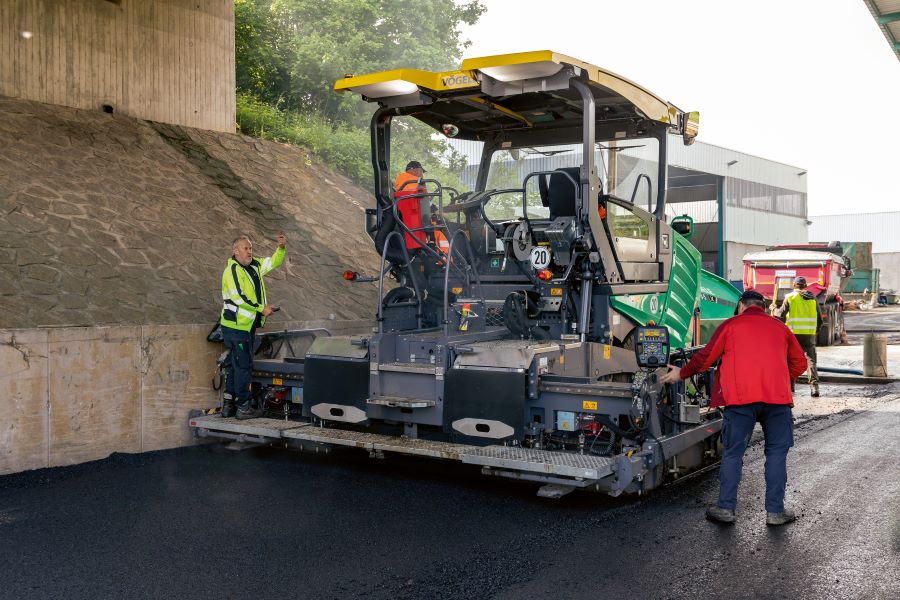 Vögele – Wheeled Paver Resurfaces Yard with Winding Roadways