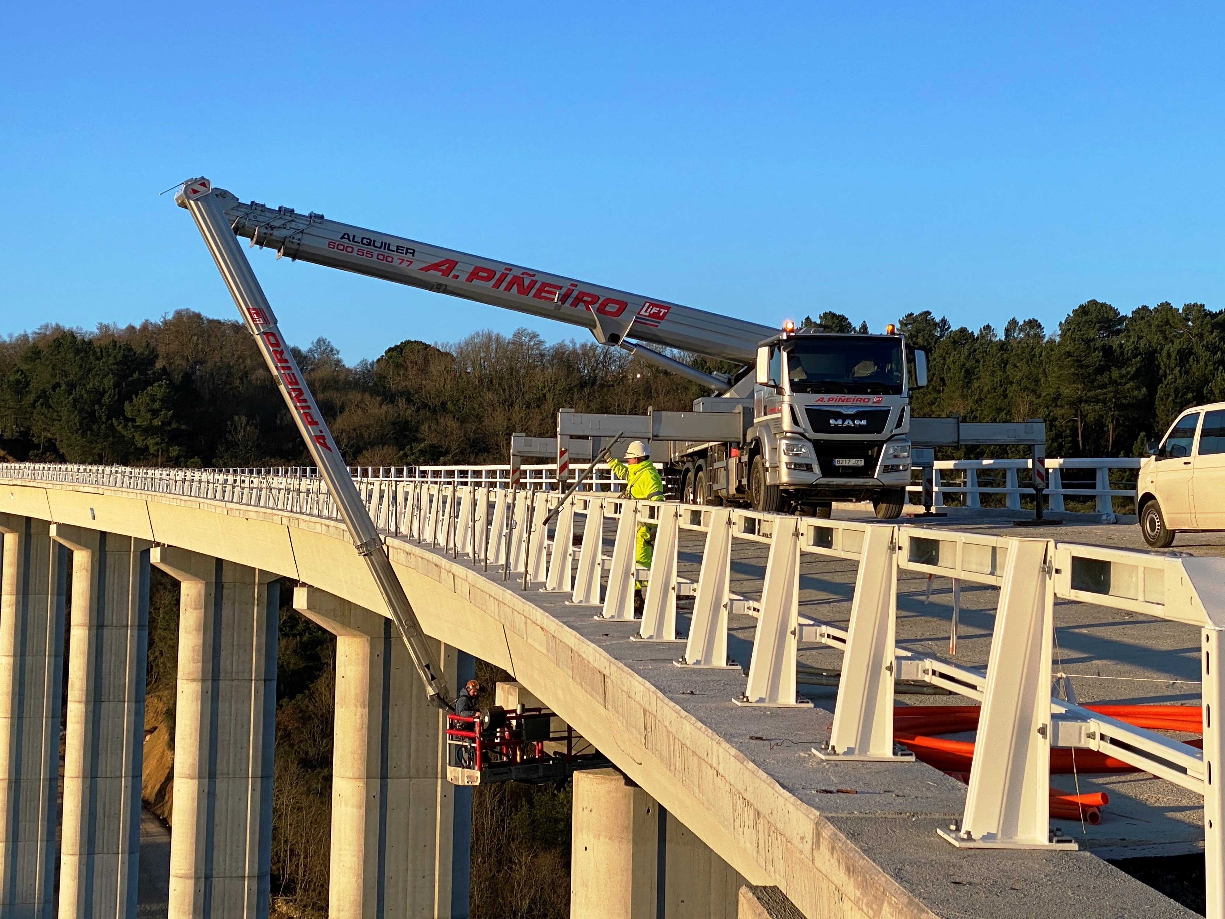 Working underfloor with the RUTHMANN STEIGER® T 570 HF,  thanks to the unique Highflex basket construction