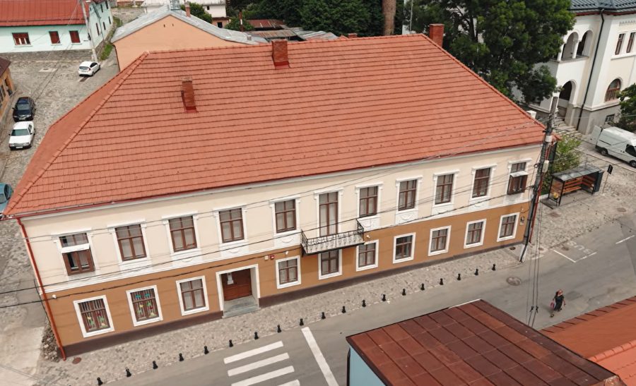 Ferestre „barfitoare” si mesteri tot mai greu de gasit. Restaurarile din Oravita, in noul episod „Cine asculta o casa?” lansat de Cronicari Digitali