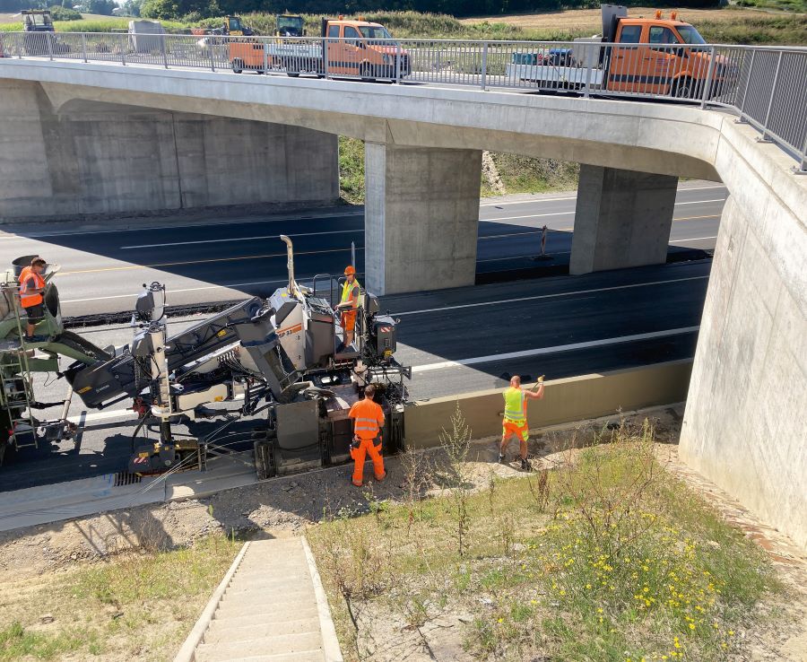 Wirtgen | The SP 33 Enables Concrete Paving in Offset and Crosspave Modes