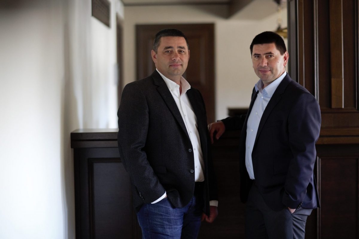 Elis Pavaje – o afacere in care “Totul se leaga” si al carei drum spre succes este pavat cu munca intregii familii