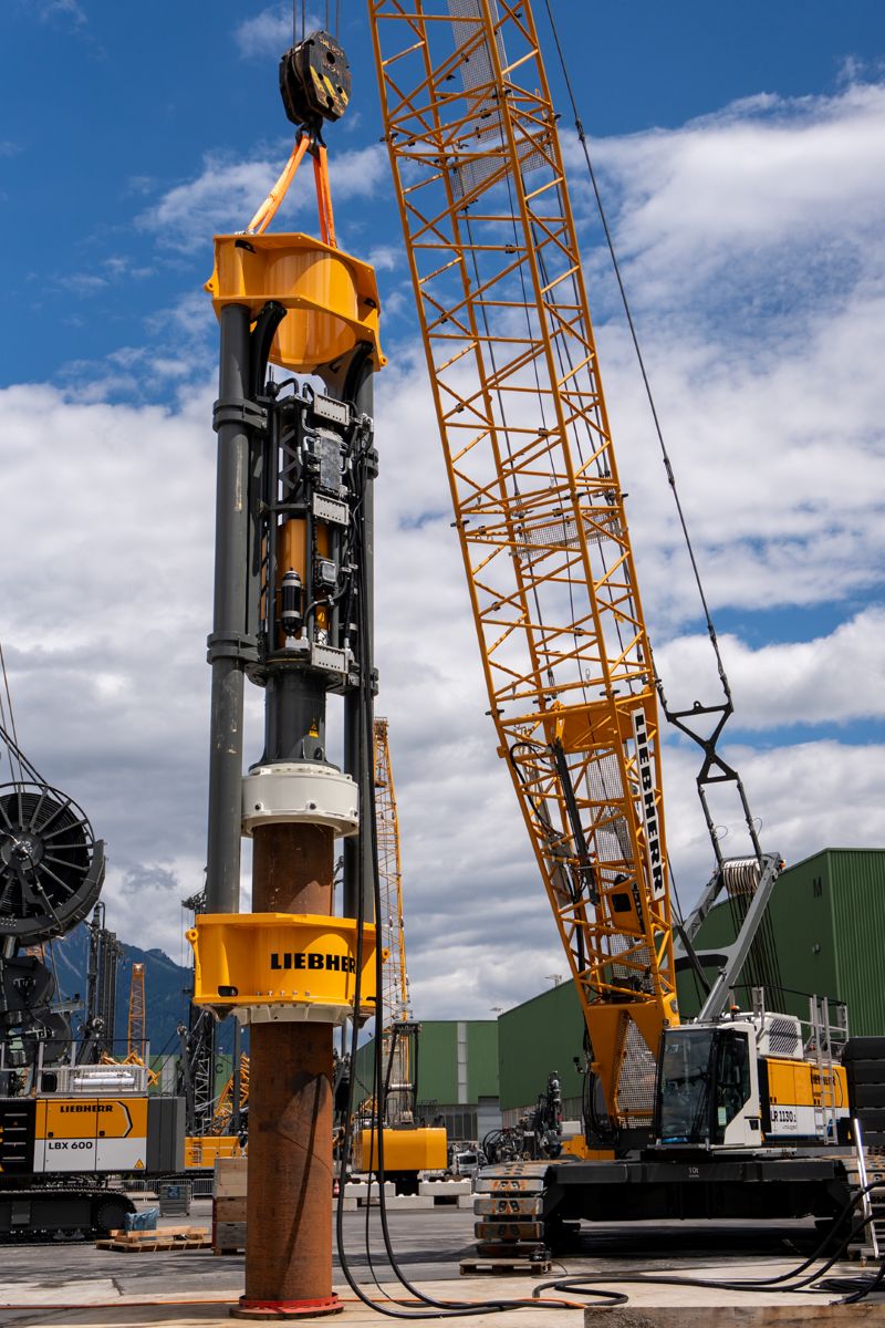 Rope-suspended leader with hydraulic hammer for piling work
