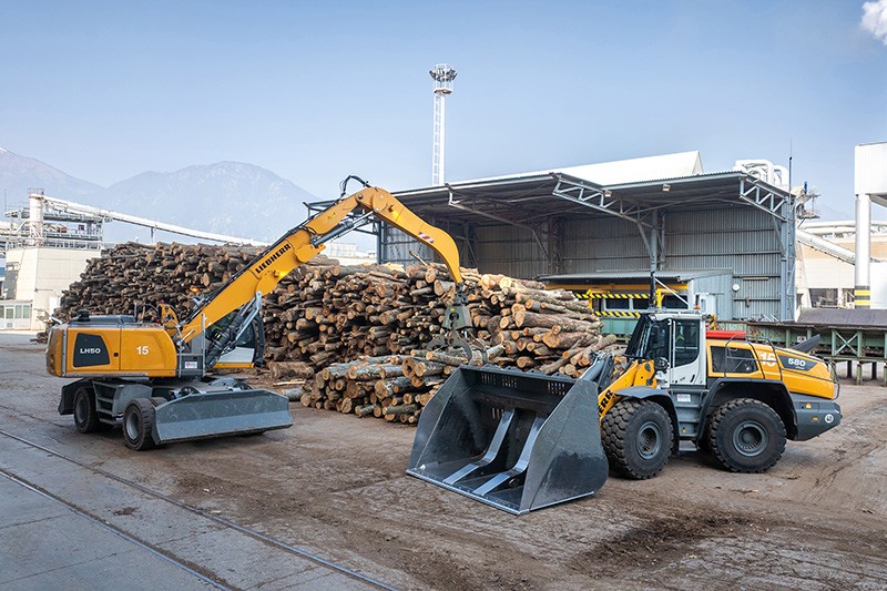 Working round the clock in the timber industry: Liebherr wheel loaders and material handlers in northern Italy