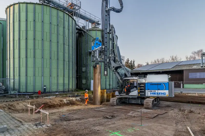 LRB 19 from Liebherr installs sheet pile walls for short project