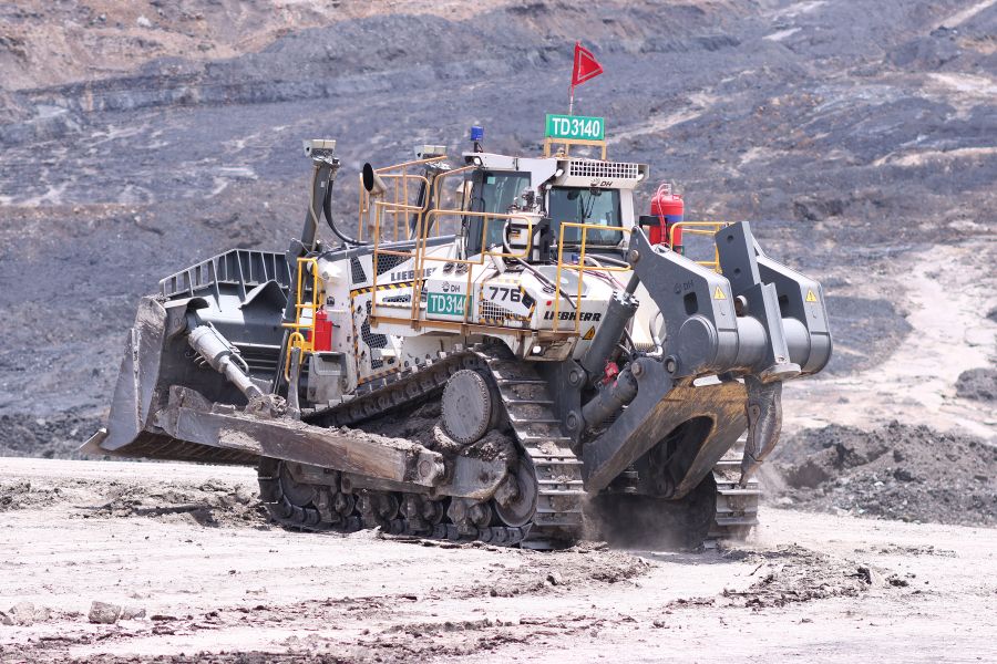 Darma Henwa expands fleet with 10 new Liebherr machines